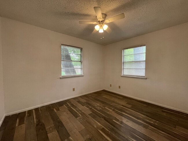 Building Photo - COMING SOON - 2 Bedroom 1 Bath Home in Lak...
