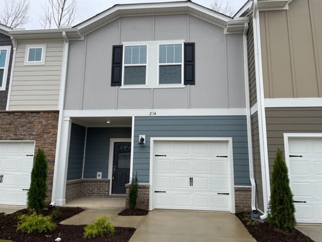 Building Photo - Like New Townhome in South & Main, Fuquay-Varina!