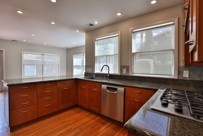 Building Photo - 1020 Madison Ave