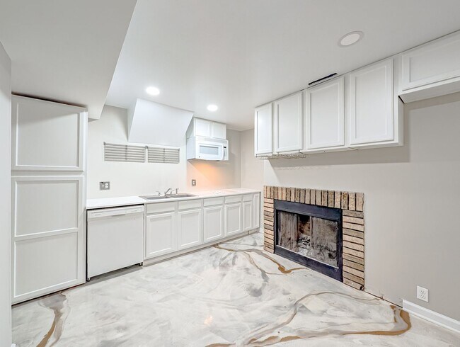 Building Photo - 8616 Hickory Ave