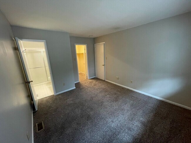 Building Photo - Fantastic 3 bedroom Raleigh Condo