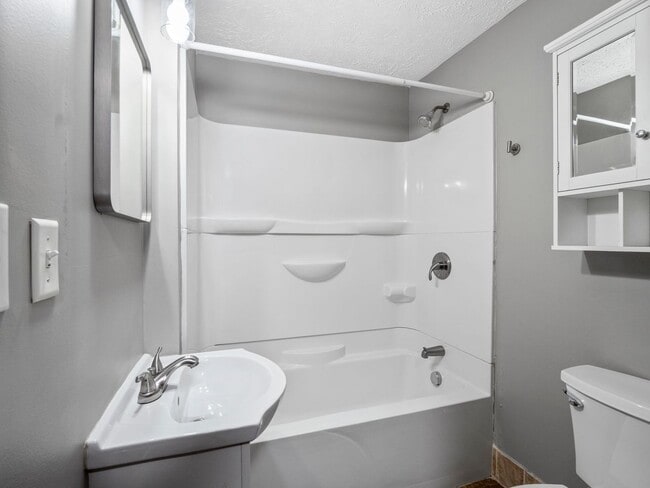 Building Photo - 524 Riverland Rd SE