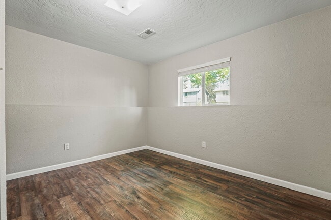 Building Photo - 422 E St Thomas More Way