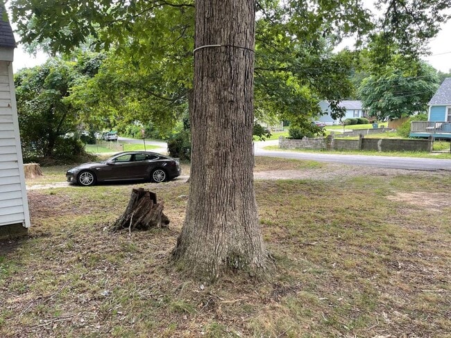 Building Photo - Spacious 3 Bedroom, 1 Bathroom House on quiet street