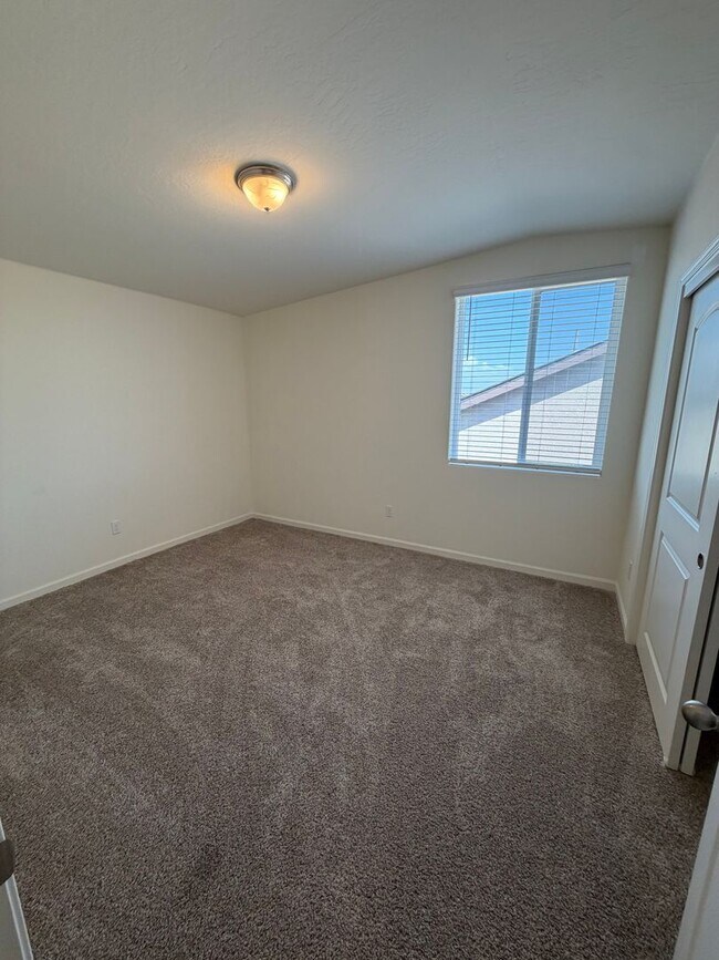 Building Photo - Beautiful Home for rent in Tulare!
