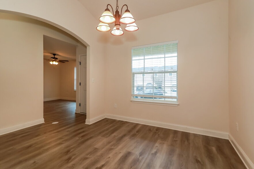 Building Photo - 3074 Zeyno Dr