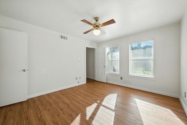 Building Photo - UT PRE-LEASE: 5 bed / 3 bath Remodeled Wes...