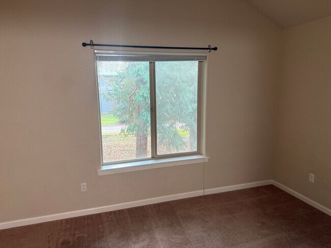 Building Photo - 4084 Aden Pl NE