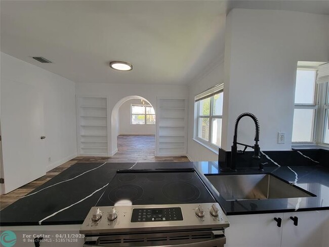 Building Photo - 1744 SW 10th St