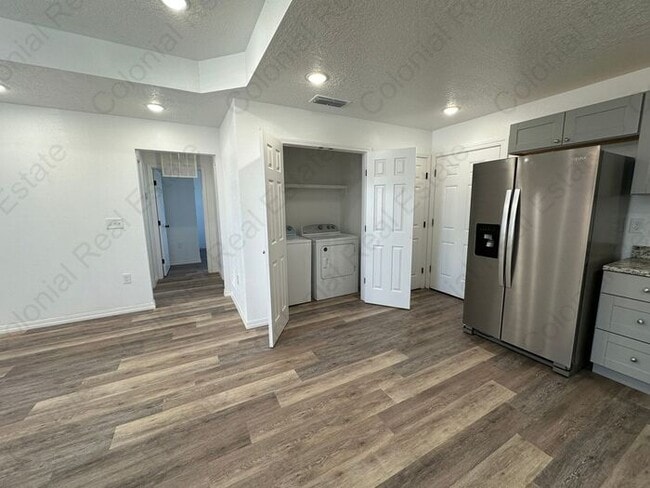 Building Photo - Modern 2 bedrooms 1 bathroom apartment for rent. Appliances, washer/dryer included, granite and c...