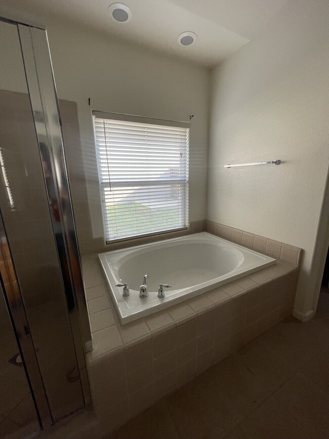 Master Bath - 5648 W Millbrae Ave