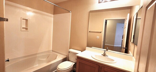 Building Photo - 2 Bedroom recently painted 2nd Floor Condo in Guard Gated Park Avenue!