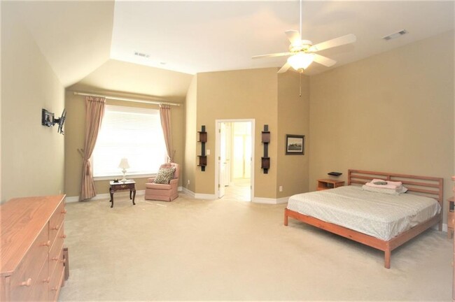Building Photo - 1060 River Valley Dr