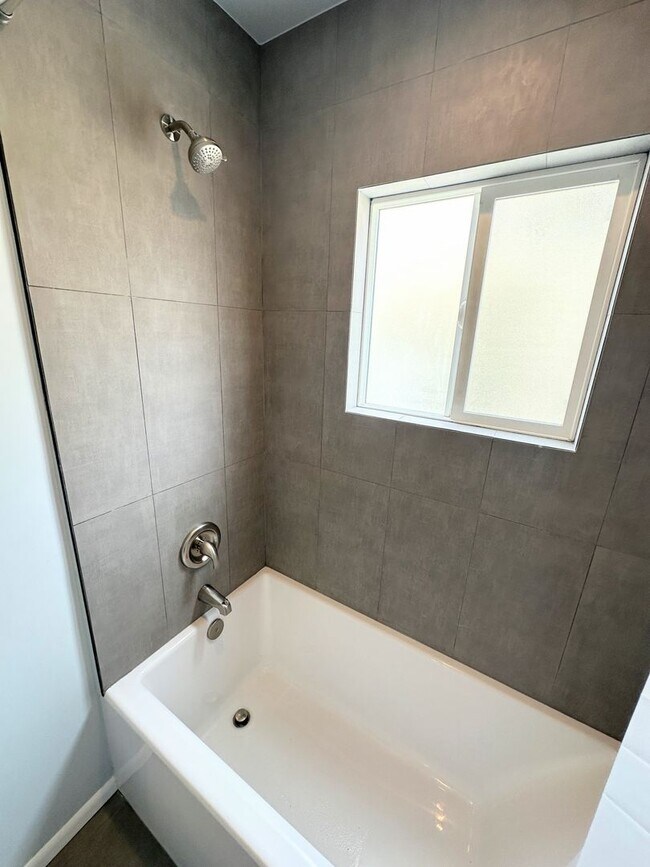 Building Photo - Front Unit, 2bd/1.5 bath with Central A/C and Heat and washer/dryer hookups