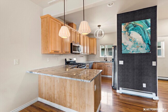 Building Photo - Modern & Stylish Townhome!