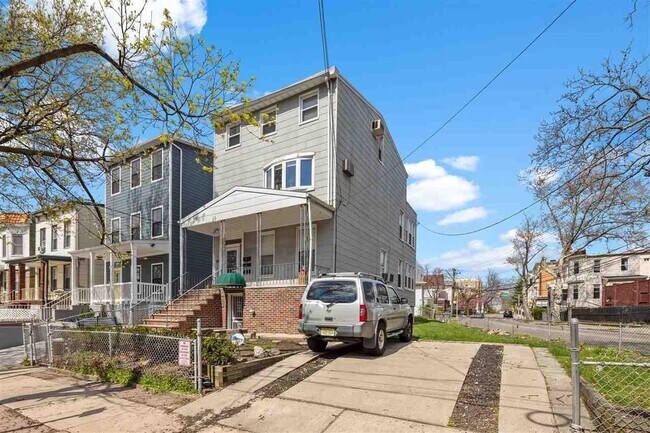 Primary Photo - 56 Waverly St