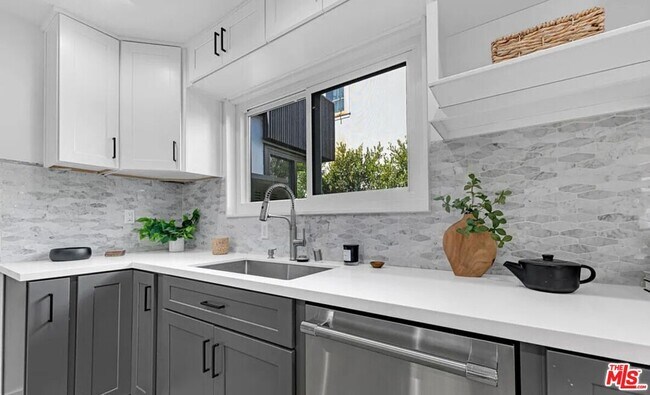 Building Photo - 418 N Bowling Green Way