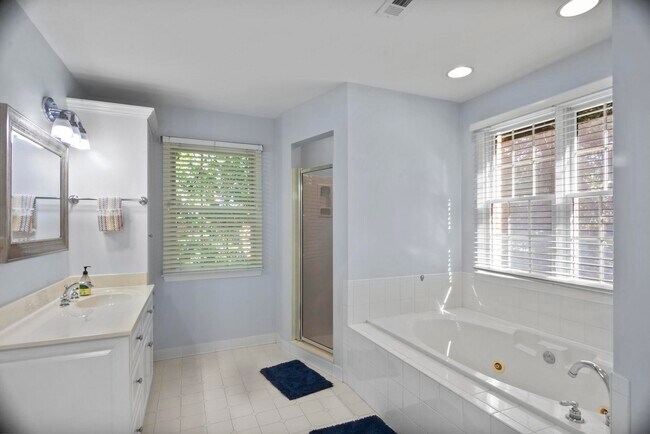 Building Photo - 126 Hemlock Dr