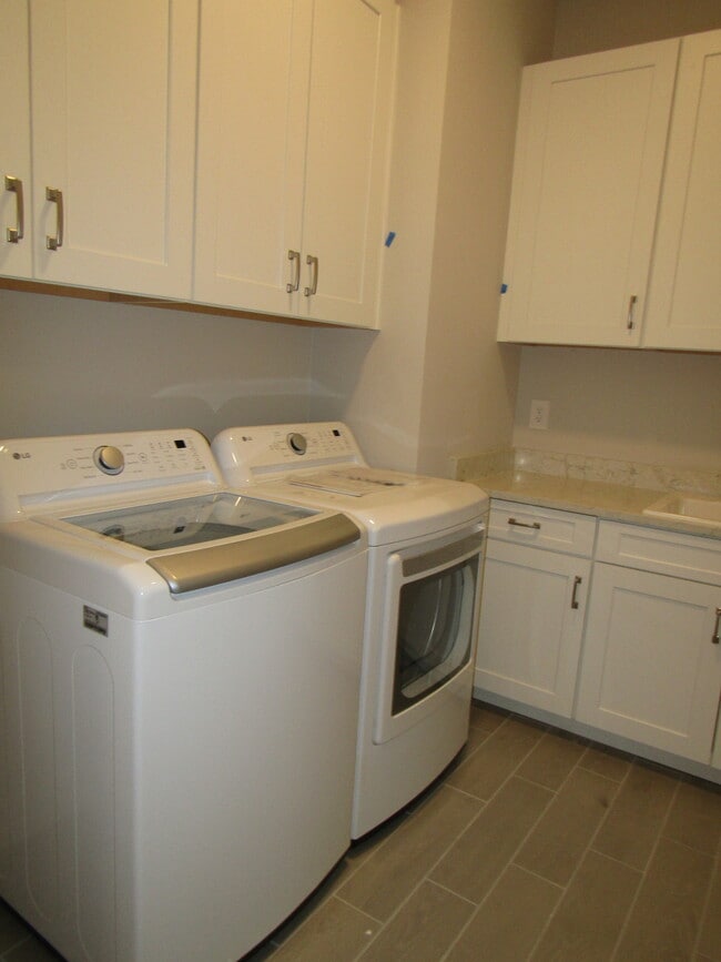 Building Photo - 608 Maraviya Blvd