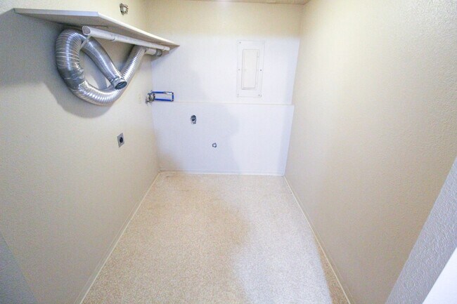 Building Photo - 723 E Broad Ave