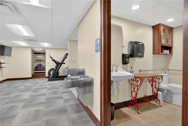 Building Photo - 750 Washington Rd