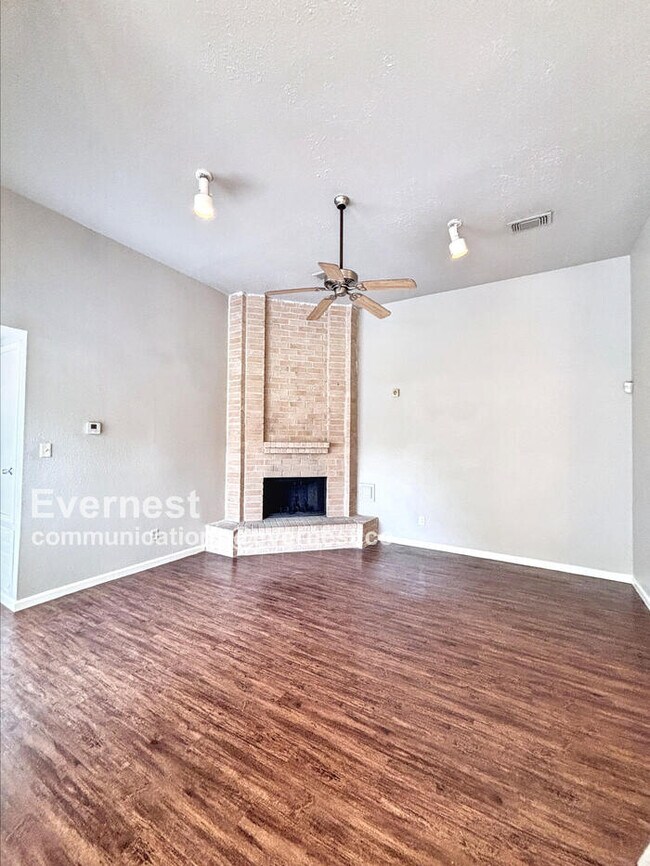 Building Photo - 2038 Woodland Hills Dr
