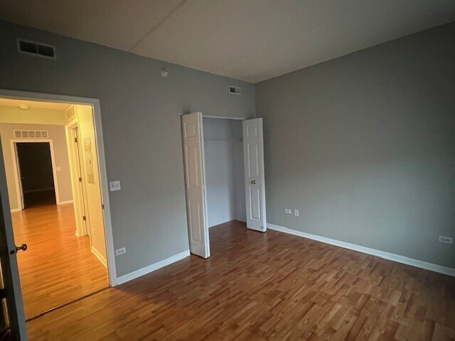 Building Photo - 105 W St Charles Rd