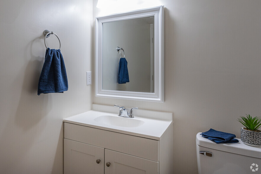 Half Bathroom - Harbour Lake Apartments