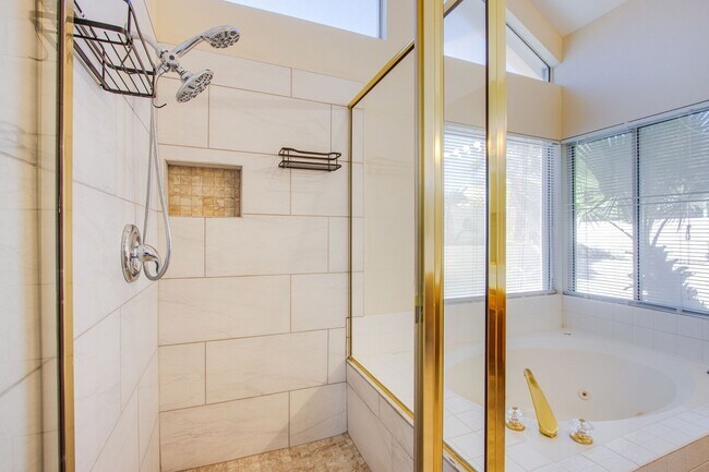 Building Photo - Beautiful 3Bed/3Bath cul-de-sac home located  in The Lakes Community with a sparkling pool and spa!