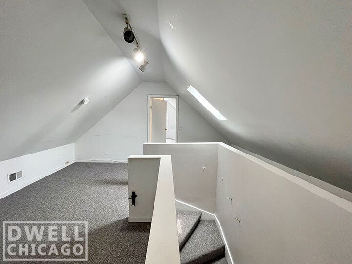 Building Photo - 3631 N Hermitage Ave