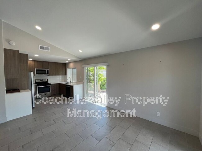 Building Photo - 835 Nueva Vista Dr S