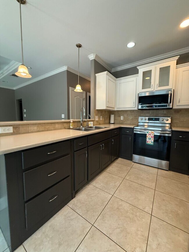 Building Photo - Beautiful 4 bedroom 2 bath home centrally located for added convenience