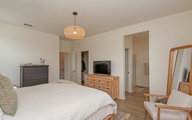 Building Photo - Large Corner-End Townhouse in Oceanside!