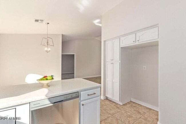 Building Photo - Remodeled 3 Bedroom Beauty!