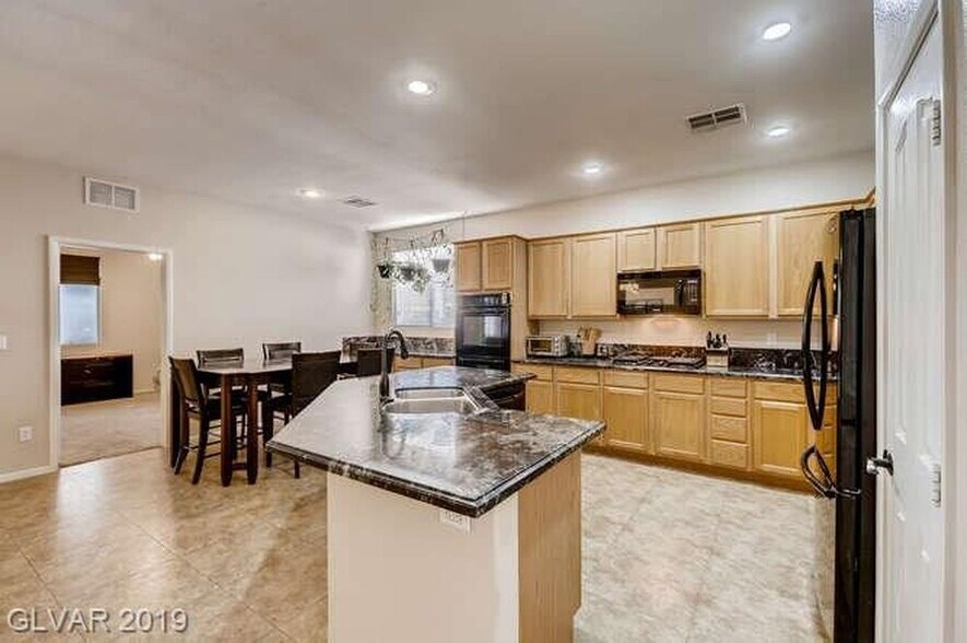 Building Photo - 27 Desert Gallery St