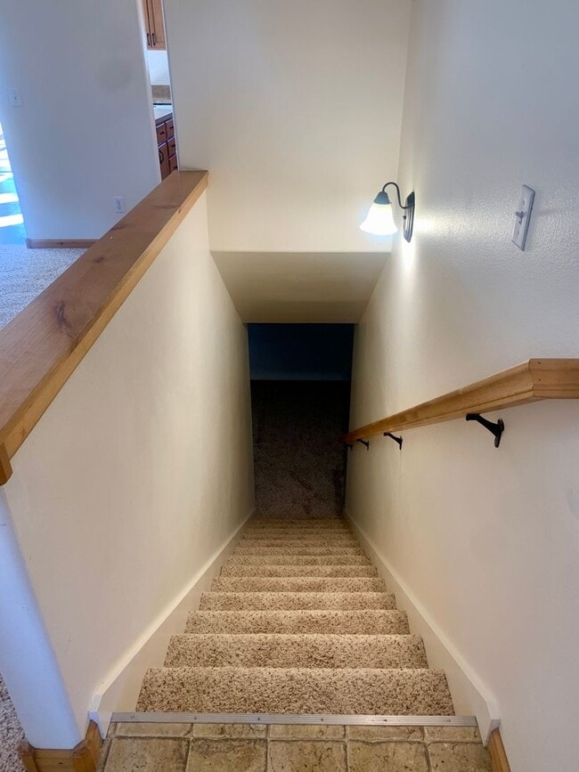 Building Photo - 3 bedroom 2 bath townhome