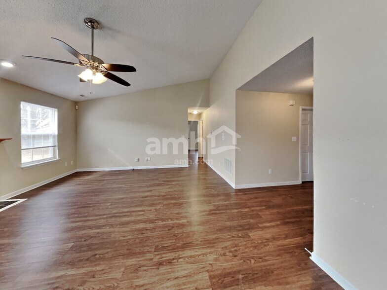 Building Photo - 888 Hollowood Ln