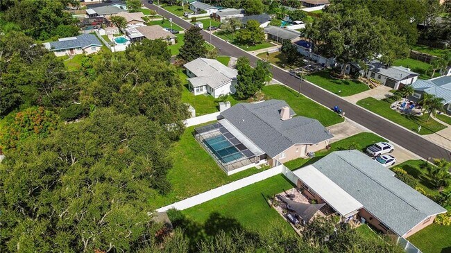 Building Photo - 2021 Valley Dr