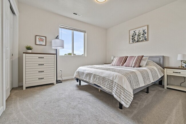 Building Photo - 2646 W Snyder St