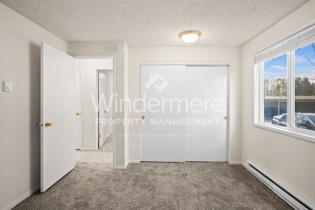 Building Photo - Mission East Apts 2 br/1 bath ground floor...