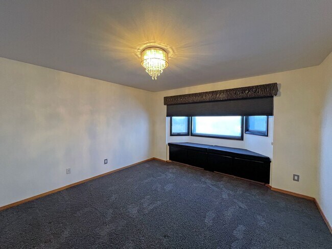 Building Photo - Stunning 4 Bedroom 2.5 Bath with Peek-a-Boo View of Puget Sound