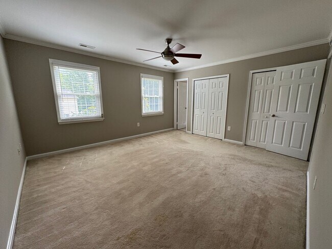 Building Photo - Lovely and Spacious 3 Bedroom 2.5 Bathroom...