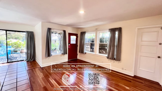 Building Photo - Garden oasis 2 bedroom with wrap around ya...