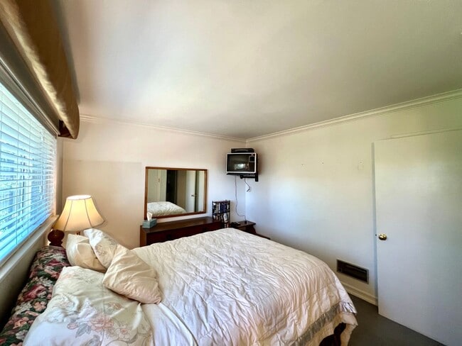 Building Photo - Fully Furnished 1-Bedroom Loft – Sierra Ma...