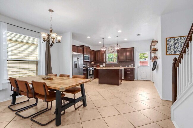 Building Photo - "Charming 3-Bed Oasis with 2.5 Baths in Sa...