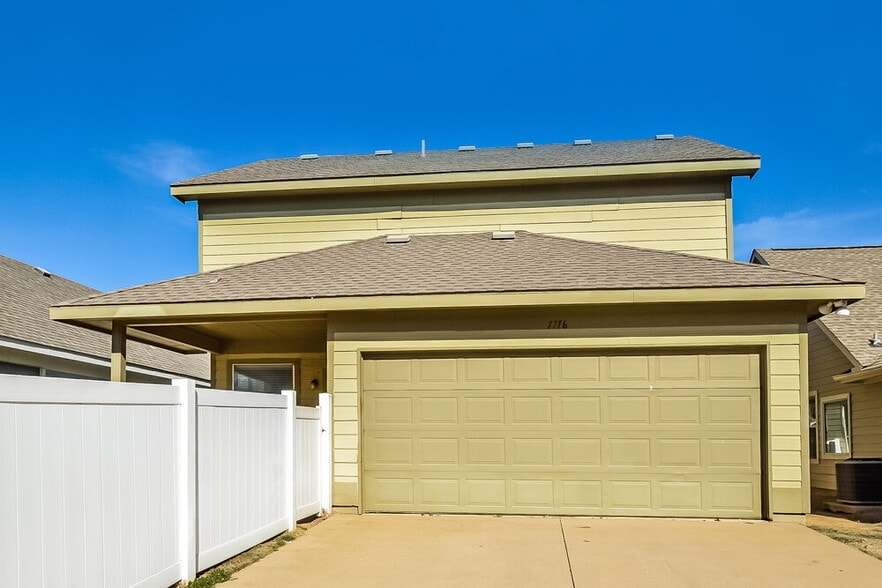 Building Photo - 1116 Oakcrest Dr