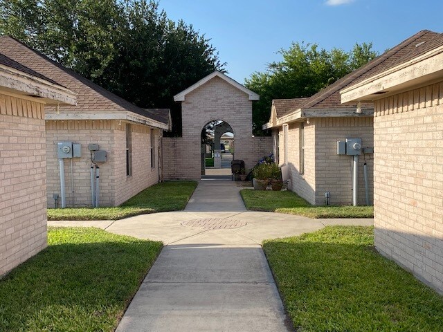 Building Photo - 1001 Cedarwood Dr