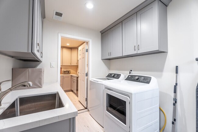 Building Photo - 2359 Oakwood Dr