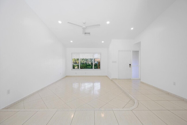 Building Photo - 9515 SW 118th Ct