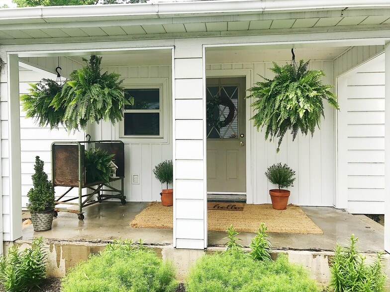 Side covered porch - 7570 Fase St SE
